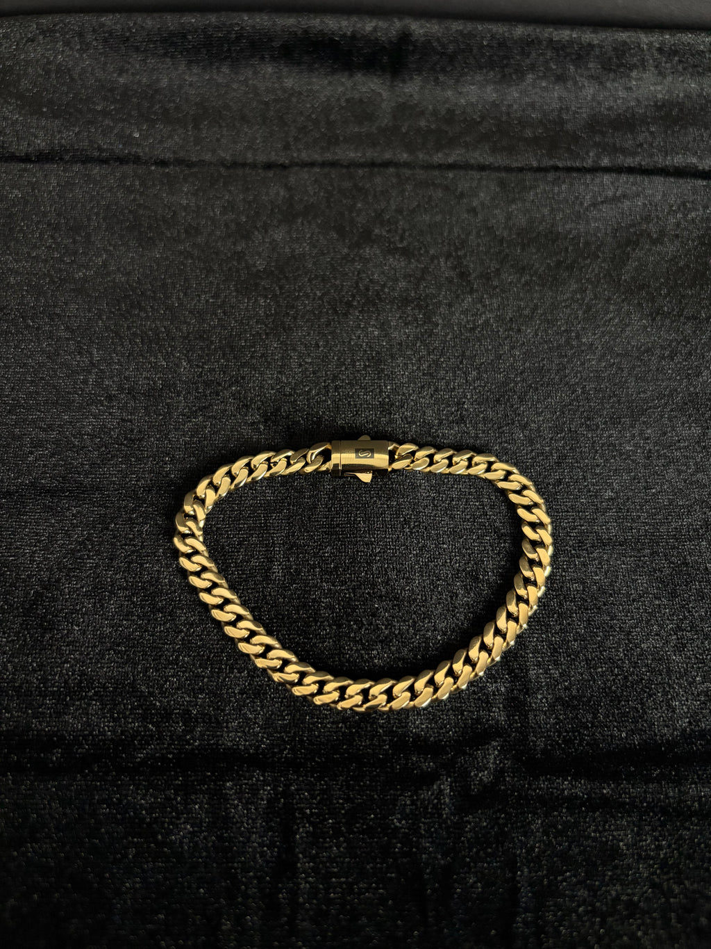 6 mm Monaco bracelet: Bracelet arranged on dark fabric
