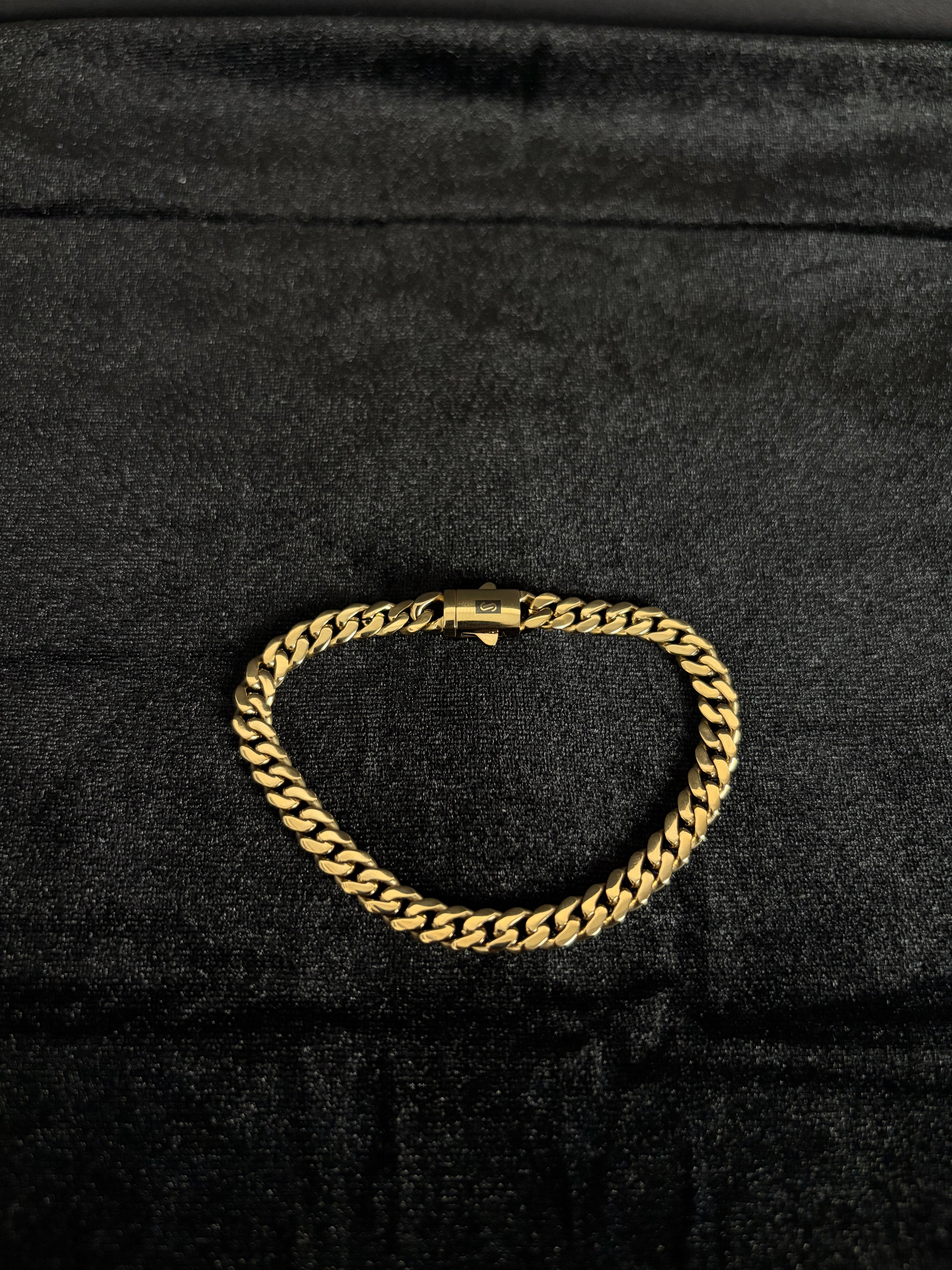 6 mm Monaco bracelet: Bracelet arranged on dark fabric