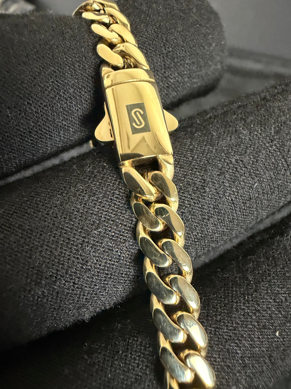 6 mm Monaco bracelet: Close-up of the clasp and links
