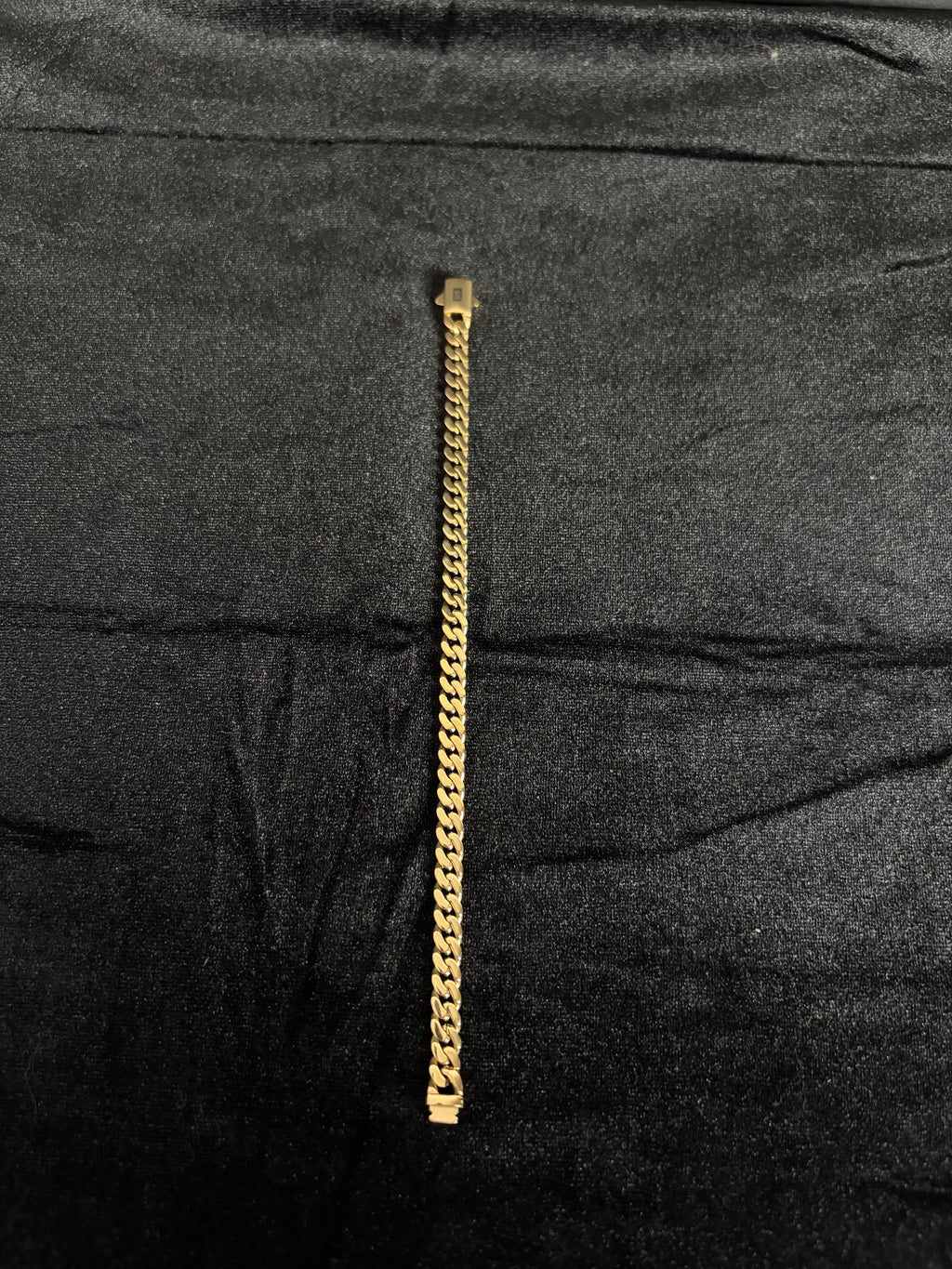 6 mm Monaco bracelet: Bracelet laid straight on dark fabric