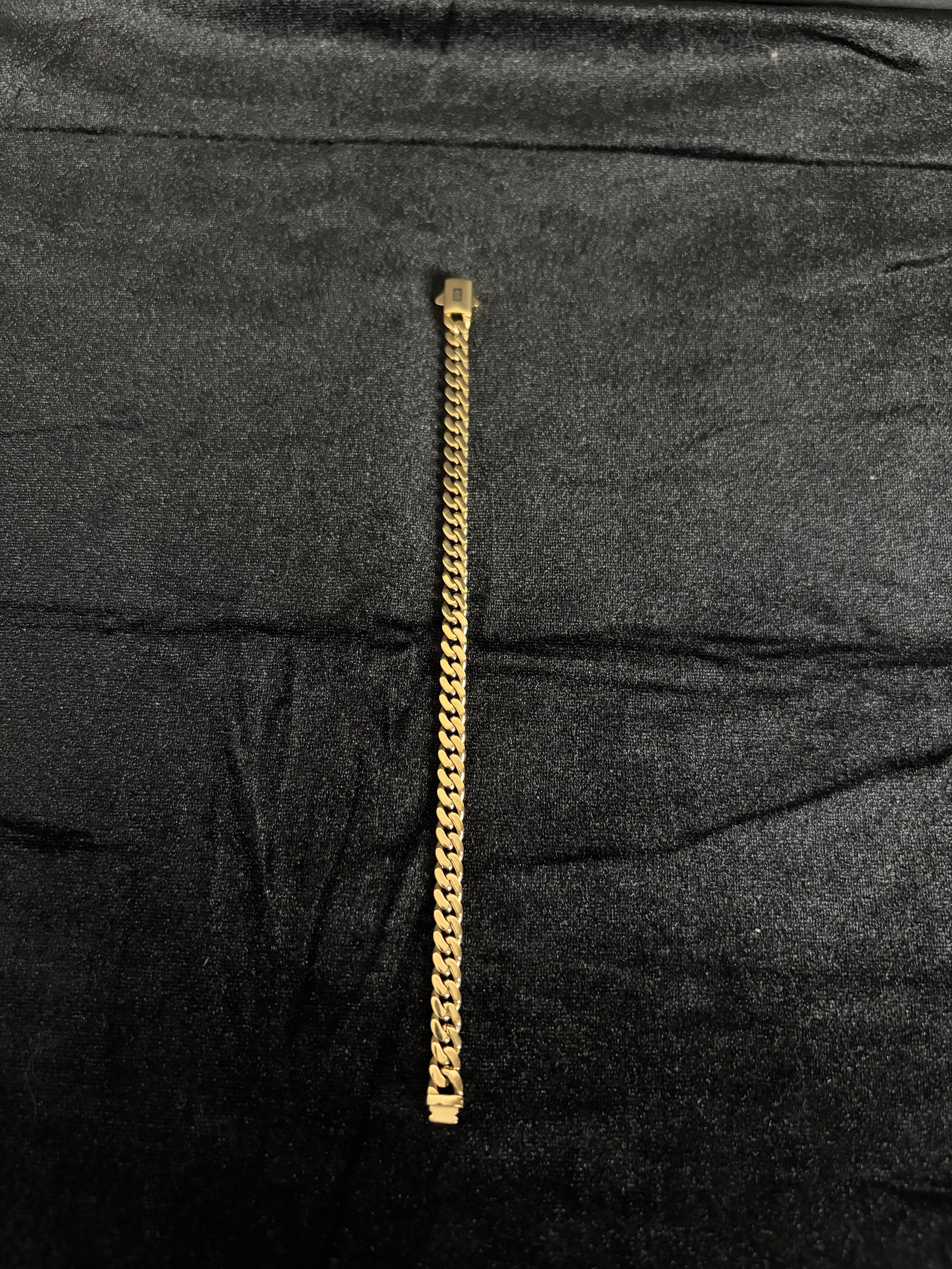 6 mm Monaco bracelet: Bracelet laid straight on dark fabric