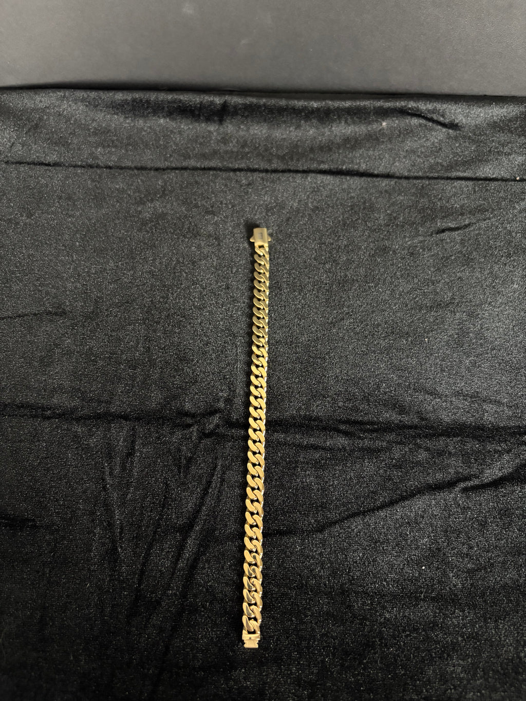 8 mm Monaco bracelet: Bracelet laid straight on dark fabric