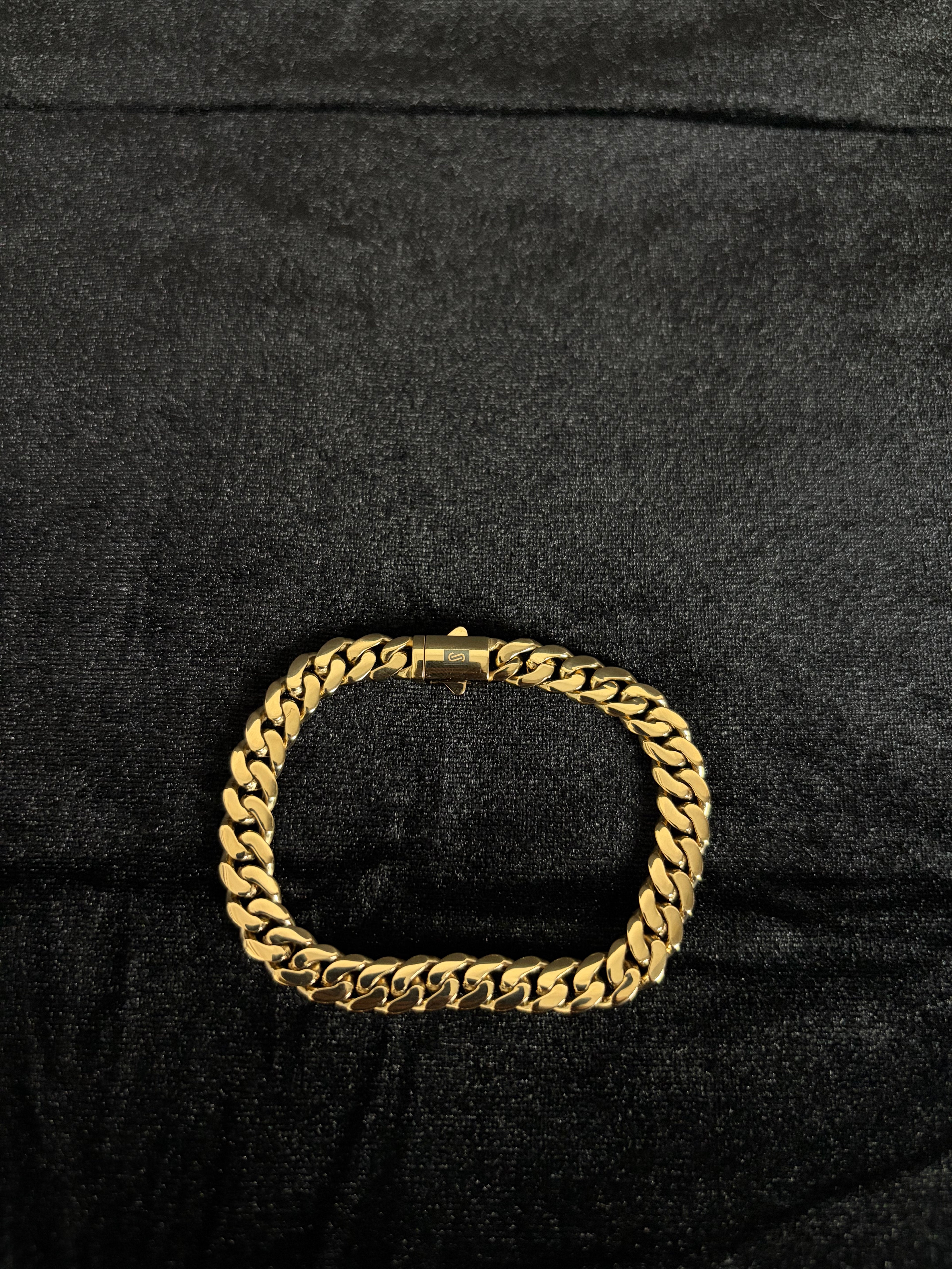 8 mm Monaco bracelet: Bracelet arranged on dark fabric