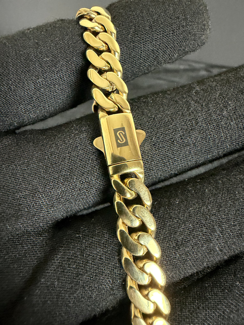 8 mm Monaco bracelet: Close-up of the clasp and links