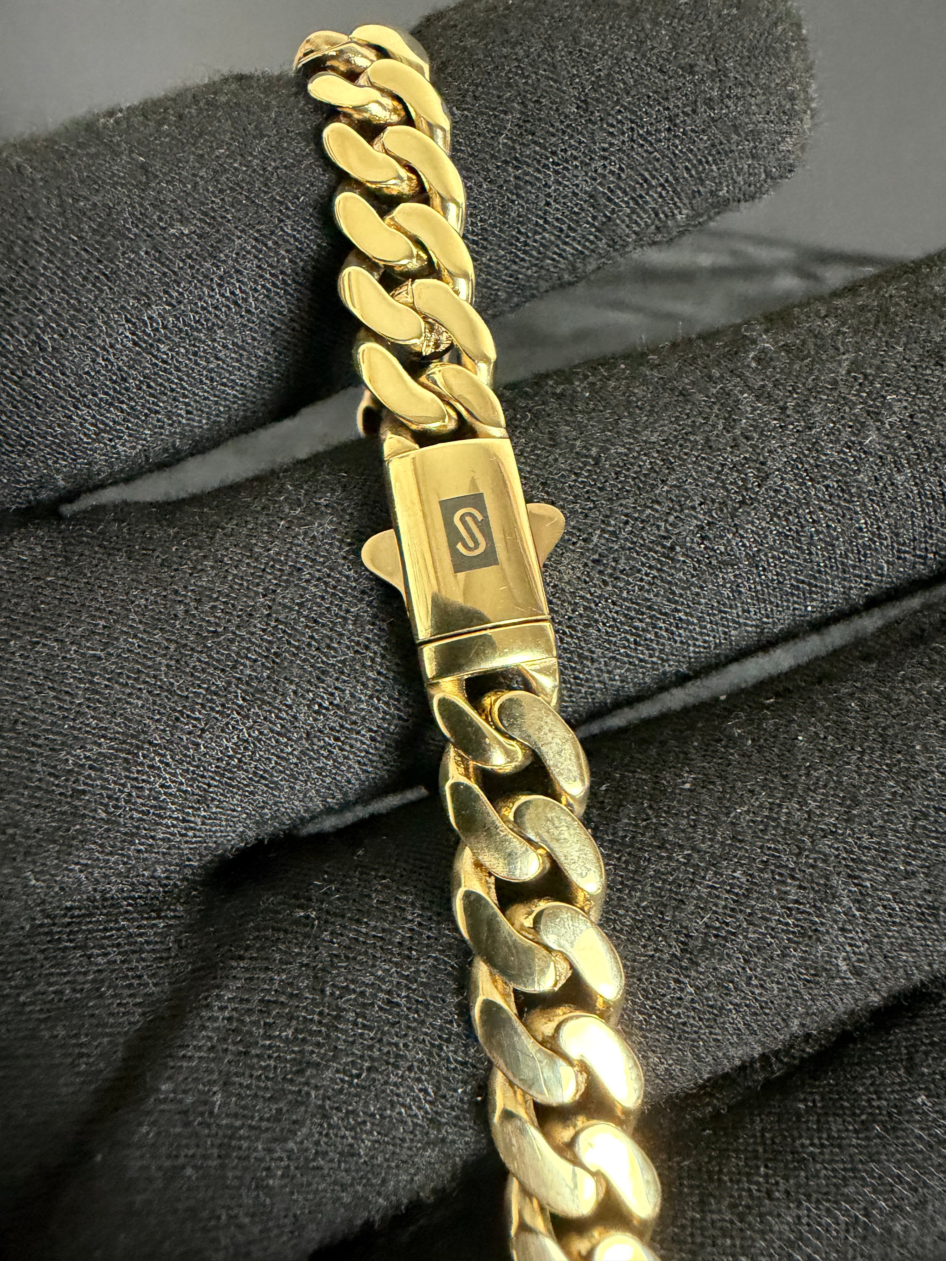 8 mm Monaco bracelet: Close-up of the clasp and links