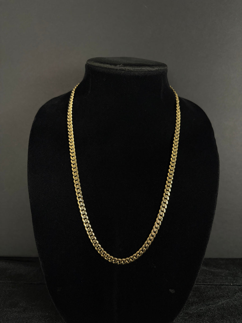 6 mm Monaco chain: Front view on a black velvet display