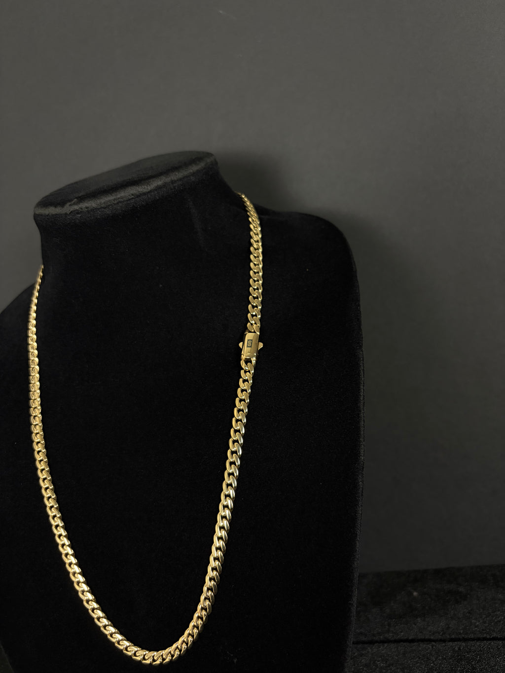 6 mm Monaco chain: Angled view on a black velvet display