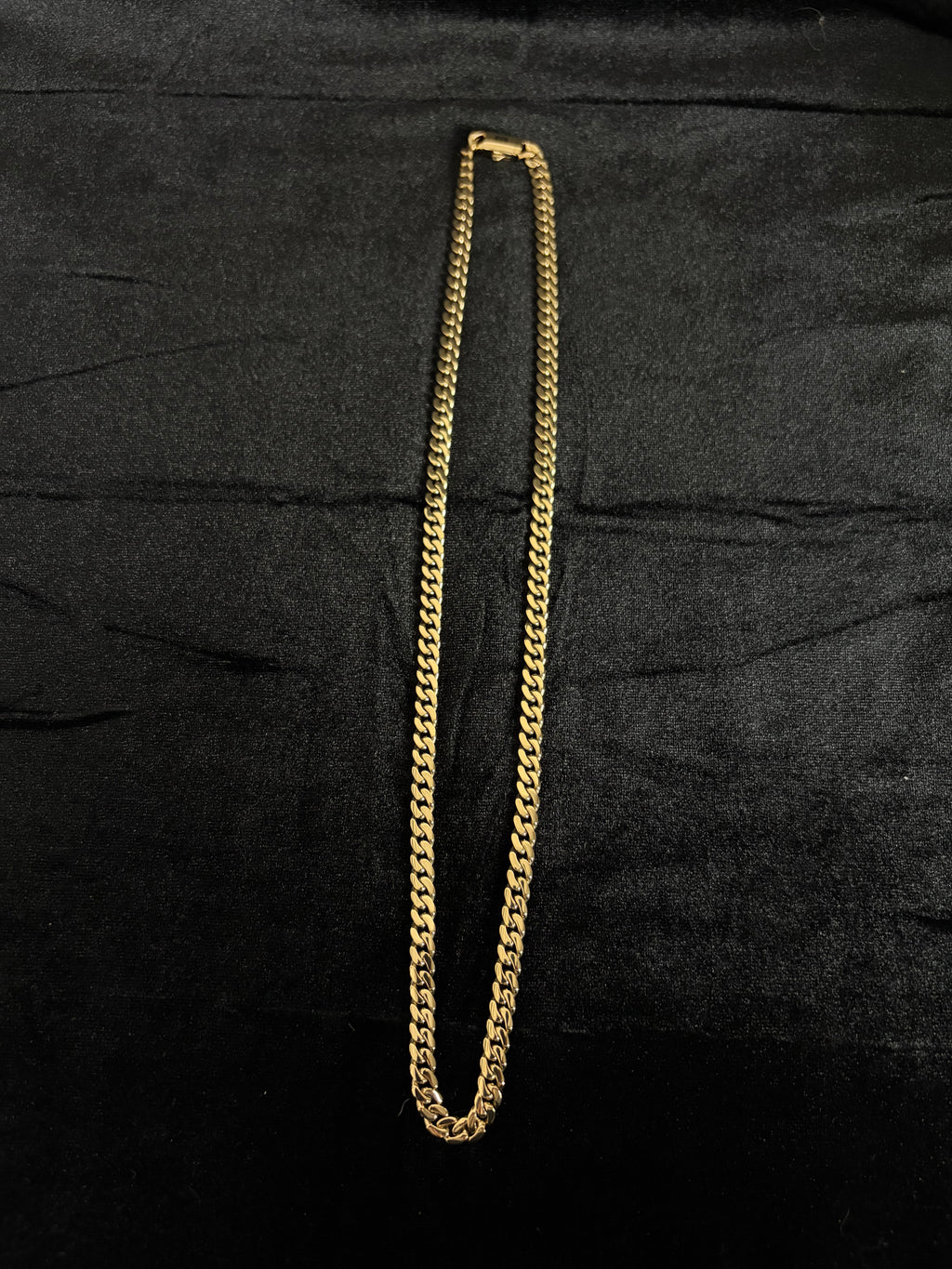 6 mm Monaco chain: Full-length chain on dark fabric