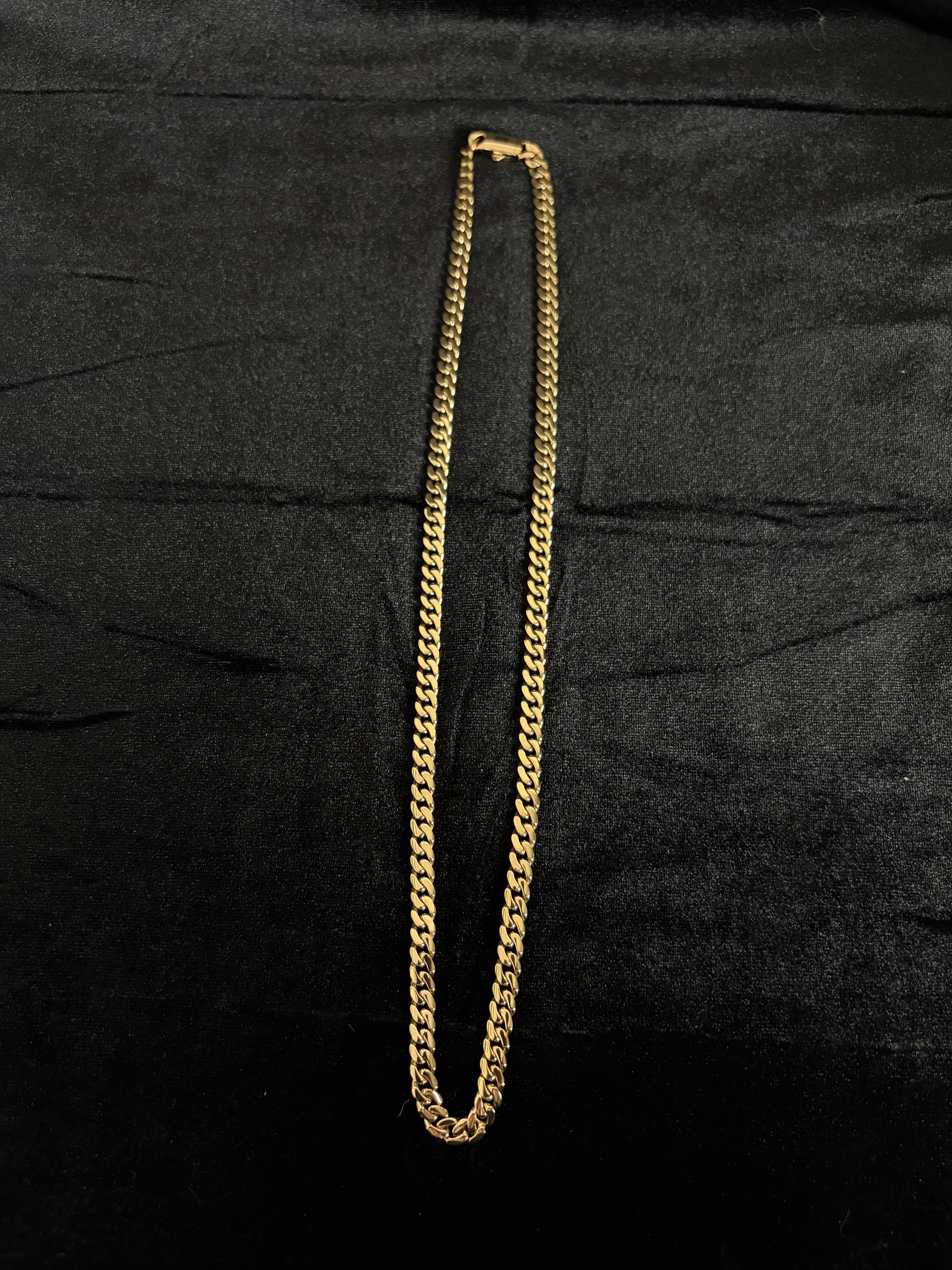 6 mm Monaco chain: Full-length chain on dark fabric