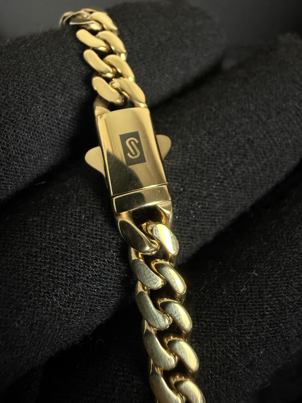 6 mm Monaco chain: Close-up of the clasp and links