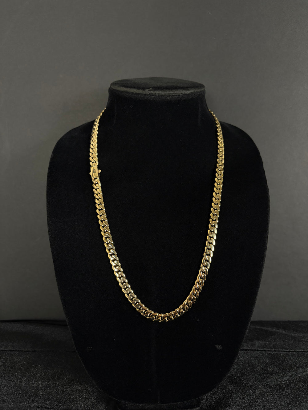 8 mm Monaco chain: Front view on a black velvet display
