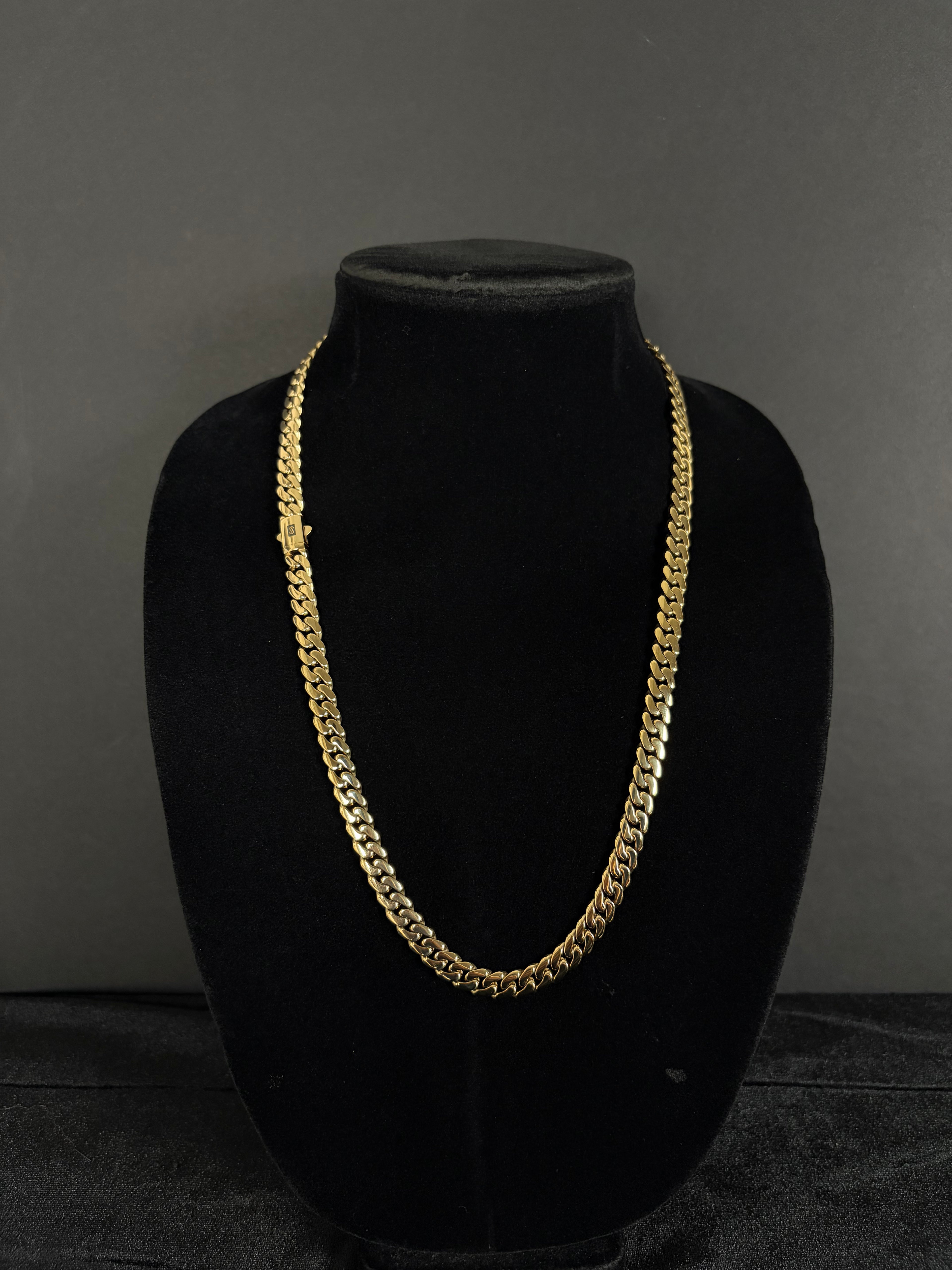 8 mm Monaco chain: Front view on a black velvet display