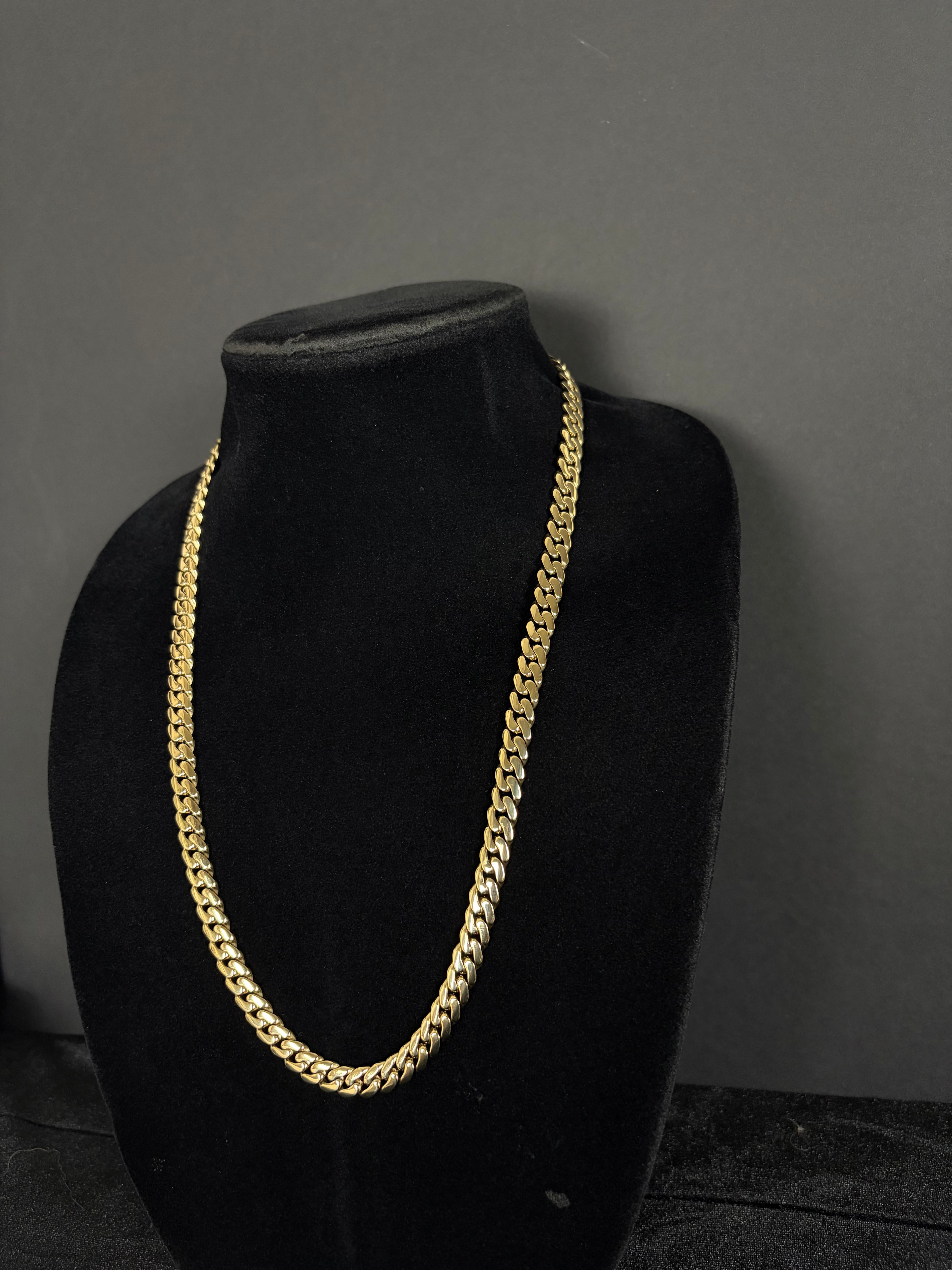 8 mm Monaco chain: Angled view on a black velvet display