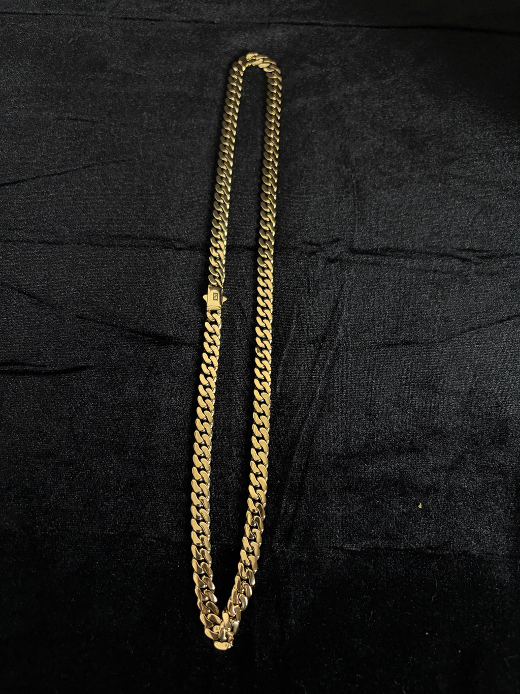 8 mm Monaco chain: Full-length chain on dark fabric