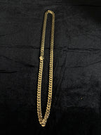 8 mm Monaco chain: Full-length chain on dark fabric