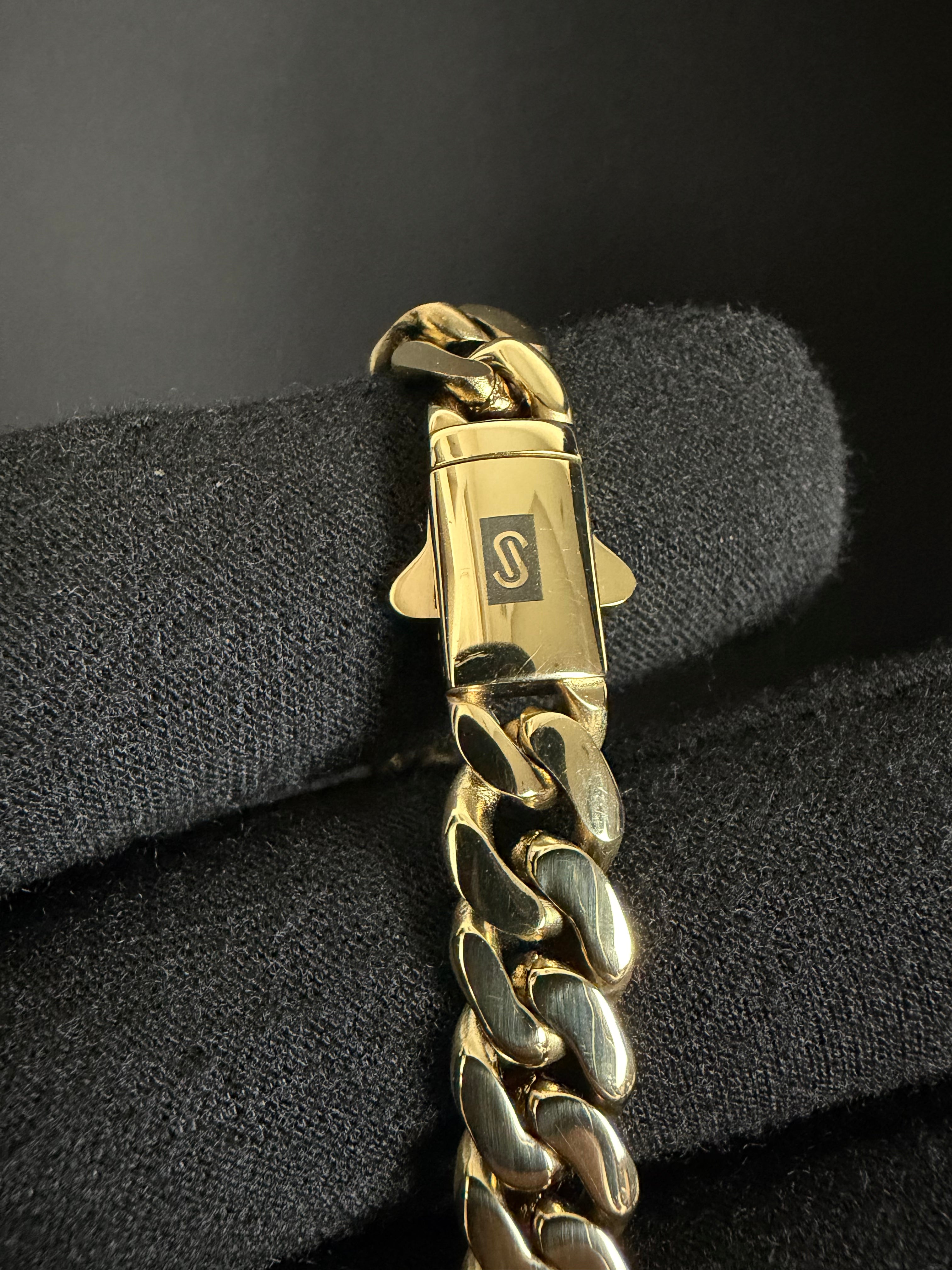8 mm Monaco chain: Close-up of the clasp and links